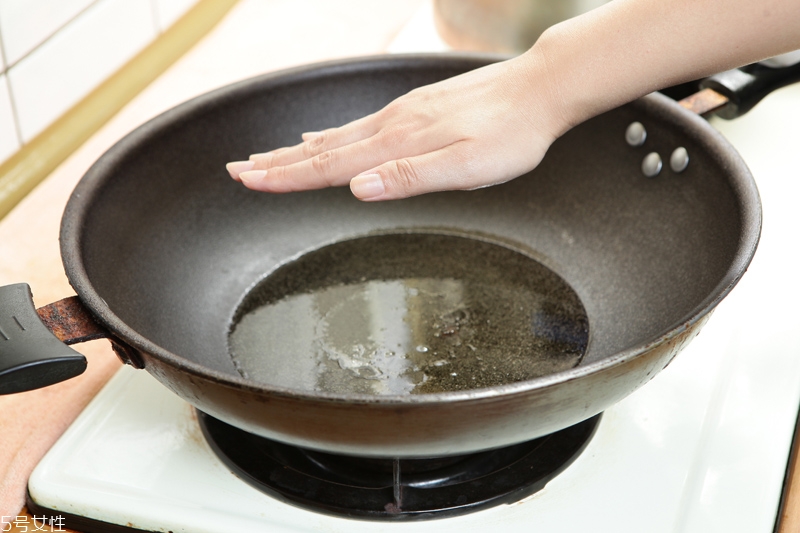 炸完?yáng)|西的油應(yīng)該怎么處理才干凈