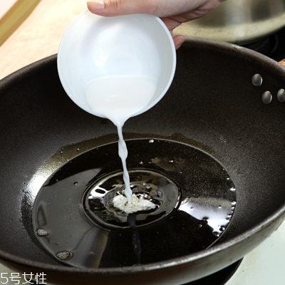 炸完?yáng)|西的油應(yīng)該怎么處理才干凈