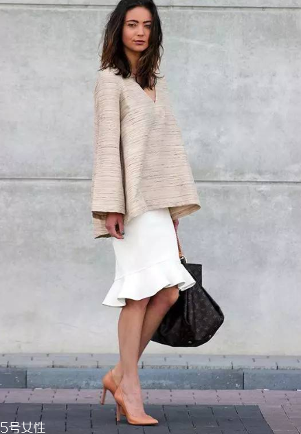 包臀裙配什么上衣好看？給你一個充滿女人味的春天