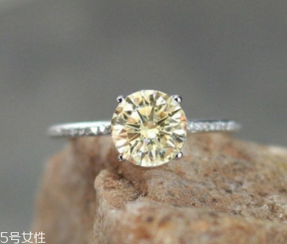 新娘戴什么戒指比較好看？明黃也能代表永恒