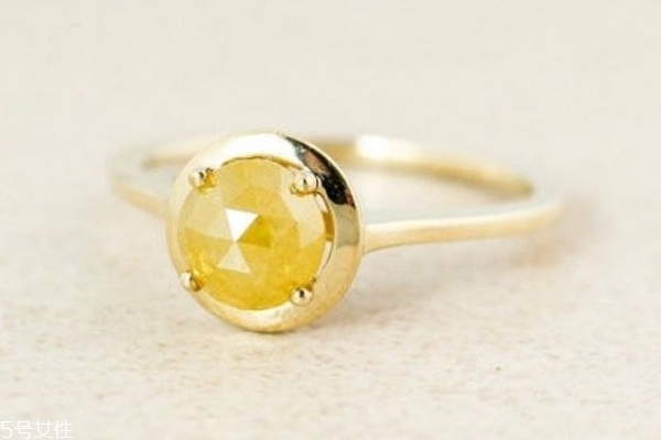 新娘戴什么戒指比較好看？明黃也能代表永恒