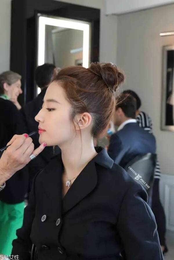 空氣丸子頭怎么弄 側分半丸子頭扎法 空氣丸子頭怎么弄 側分半丸子頭扎法