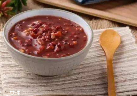 芡實(shí)能和薏米一起煮嗎 可以同食 芡實(shí)能和薏米一起煮嗎 可以同食