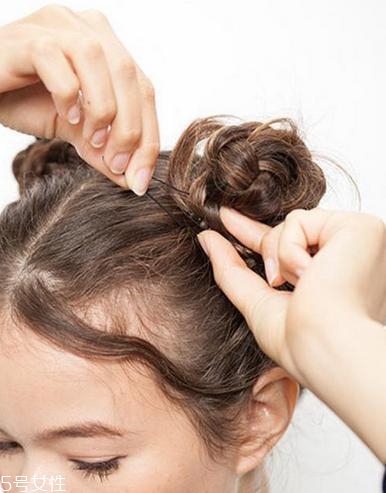 網(wǎng)紅哪吒頭怎么扎好看 哪吒頭扎法步驟圖解 網(wǎng)紅哪吒頭怎么扎好看 哪吒頭扎法步驟圖解