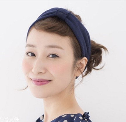 韓國發(fā)帶怎么帶好看 韓國發(fā)帶的系法圖解 韓國發(fā)帶怎么帶好看 韓國發(fā)帶的系法圖解