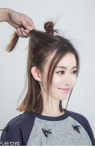 空氣丸子頭怎么弄 側分半丸子頭扎法 空氣丸子頭怎么弄 側分半丸子頭扎法