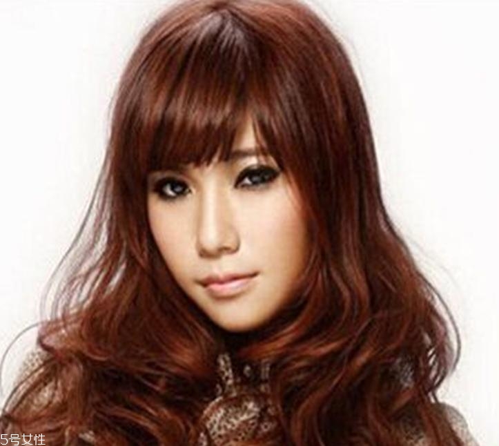 皮膚黃適合穿藍色嗎？淺色系是首選