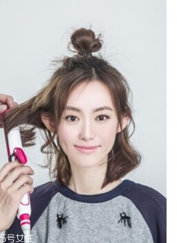 空氣丸子頭怎么弄 側分半丸子頭扎法 空氣丸子頭怎么弄 側分半丸子頭扎法