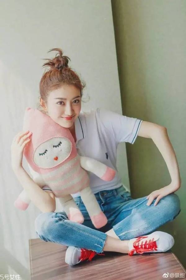 空氣丸子頭怎么弄 側分半丸子頭扎法 空氣丸子頭怎么弄 側分半丸子頭扎法