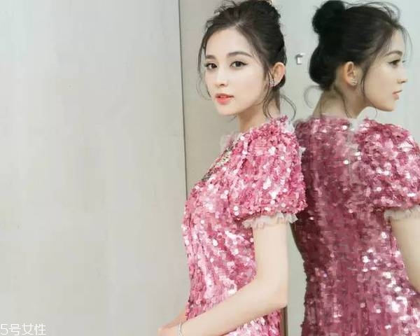 空氣丸子頭怎么弄 側分半丸子頭扎法 空氣丸子頭怎么弄 側分半丸子頭扎法