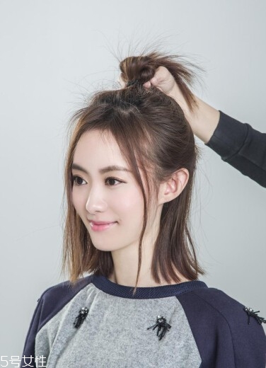 空氣丸子頭怎么弄 側分半丸子頭扎法 空氣丸子頭怎么弄 側分半丸子頭扎法