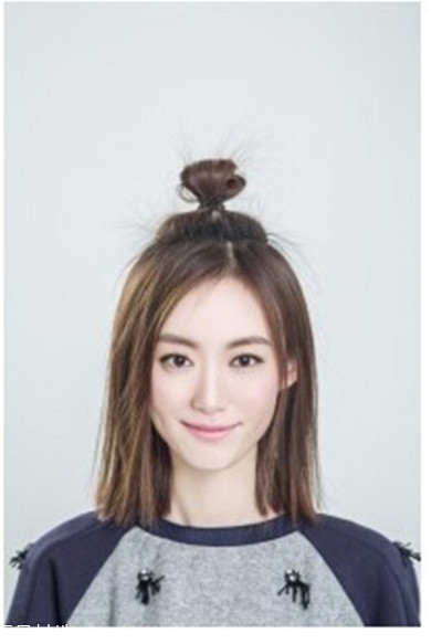 空氣丸子頭怎么弄 側分半丸子頭扎法 空氣丸子頭怎么弄 側分半丸子頭扎法