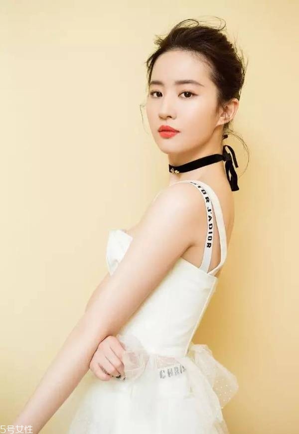 空氣丸子頭怎么弄 側分半丸子頭扎法 空氣丸子頭怎么弄 側分半丸子頭扎法