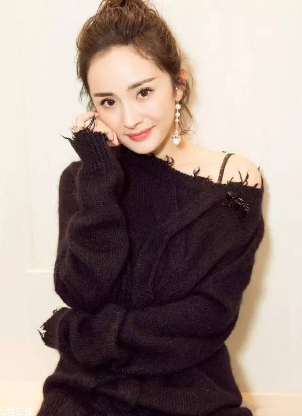 空氣丸子頭怎么弄 側分半丸子頭扎法 空氣丸子頭怎么弄 側分半丸子頭扎法