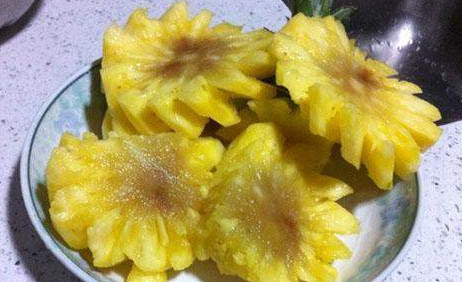 菠蘿里面發(fā)黑能吃嗎？切開菠蘿里面是黑色的怎么回事？