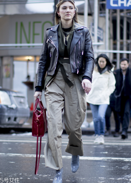 工裝褲怎么搭配好看？比牛仔褲時(shí)髦多了