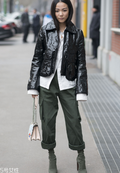 工裝褲怎么搭配好看？比牛仔褲時(shí)髦多了