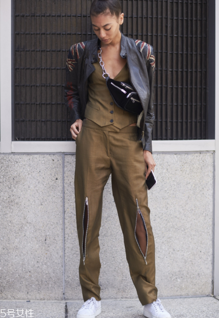工裝褲怎么搭配好看？比牛仔褲時(shí)髦多了