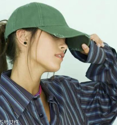 棒球帽怎么搭配衣服？素顏也能hold住