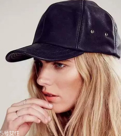 棒球帽怎么搭配衣服？素顏也能hold住