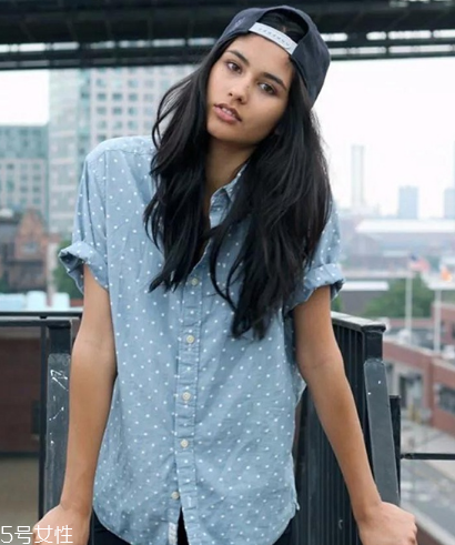 棒球帽怎么搭配衣服？素顏也能hold住