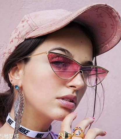 棒球帽怎么搭配衣服？素顏也能hold住