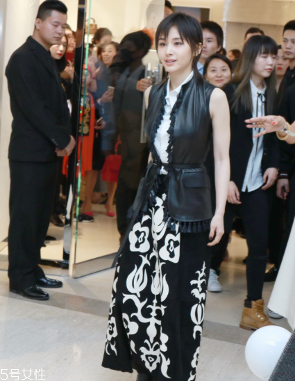 馬甲里面配什么衣服好看？換季疊搭全靠它