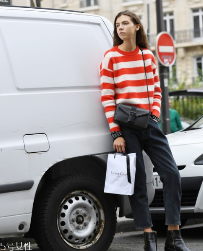 條紋毛衣怎么搭配？營(yíng)造浪漫少女感