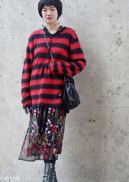 條紋毛衣怎么搭配？營(yíng)造浪漫少女感