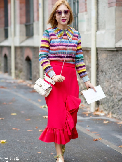 條紋毛衣怎么搭配？營(yíng)造浪漫少女感