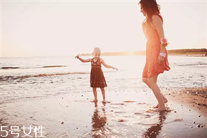 中午補(bǔ)防曬還要洗臉嗎 防曬霜要經(jīng)常補(bǔ)涂 中午補(bǔ)防曬還要洗臉嗎 防曬霜要經(jīng)常補(bǔ)涂