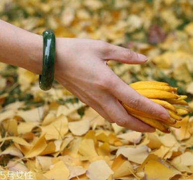 玉手鐲斷了怎么修復(fù)？玉手鐲佩戴要當(dāng)心