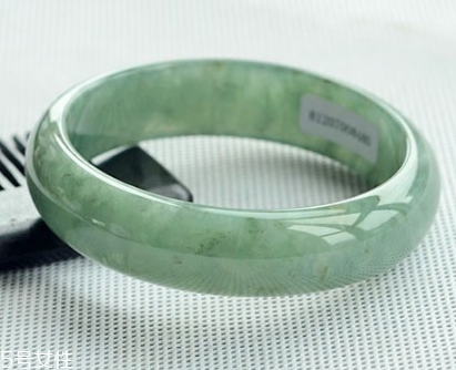 玉手鐲有裂紋還能戴嗎？玉石專家告訴你答案