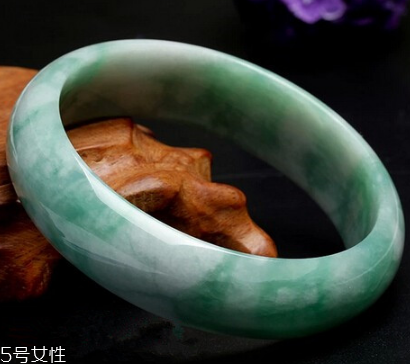 玉手鐲有裂紋還能戴嗎？玉石專家告訴你答案