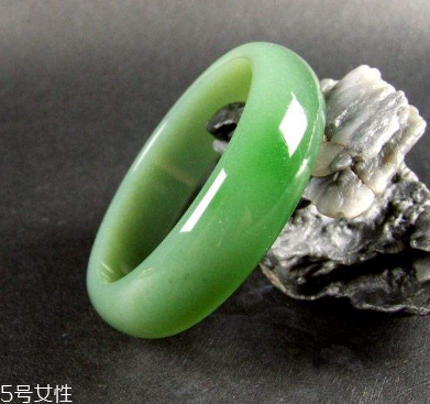 玉手鐲取不下來怎么辦？小妙招輕松取下玉手鐲