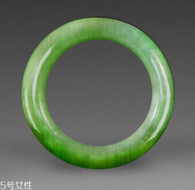 玉手鐲取不下來怎么辦？小妙招輕松取下玉手鐲