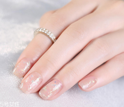 寬短指甲適合什么美甲 這些樣式依然能美得耀眼 寬短指甲適合什么美甲 這些樣式依然能美得耀眼