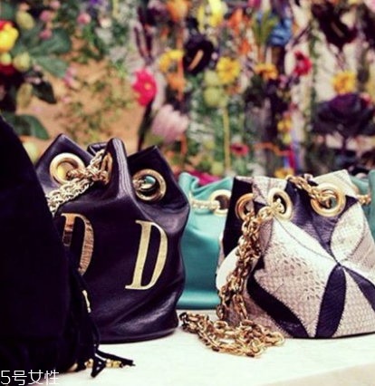 delphine delafon包包多少錢？水桶和鏈條才最配