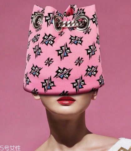 delphine delafon包包多少錢？水桶和鏈條才最配