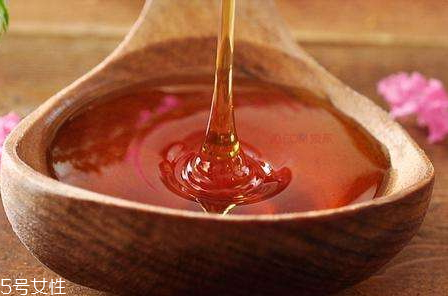 黑蜂蜜與普通蜂蜜的區(qū)別 采花粉的蜂蜜不同 黑蜂蜜與普通蜂蜜的區(qū)別 采花粉的蜂蜜不同