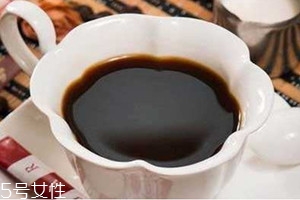 黑蜂蜜與普通蜂蜜的區(qū)別 采花粉的蜂蜜不同 黑蜂蜜與普通蜂蜜的區(qū)別 采花粉的蜂蜜不同