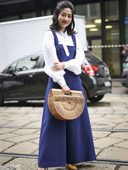 春天穿背帶褲怎么搭配？大玩減齡風(fēng)