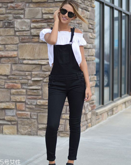 春天穿背帶褲怎么搭配？大玩減齡風(fēng)