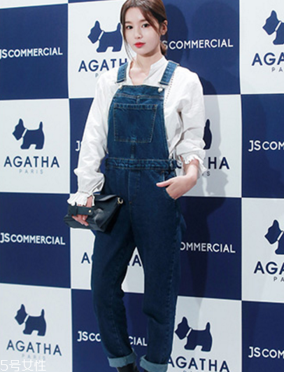 春天穿背帶褲怎么搭配？大玩減齡風(fēng)