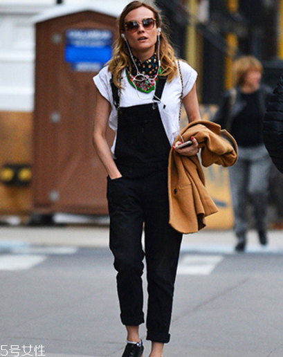 春天穿背帶褲怎么搭配？大玩減齡風(fēng)