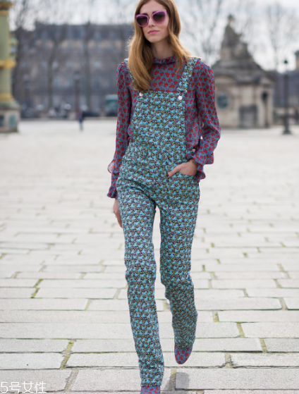 春天穿背帶褲怎么搭配？大玩減齡風(fēng)