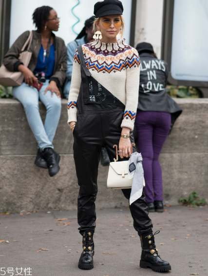 春天穿背帶褲怎么搭配？大玩減齡風(fēng)