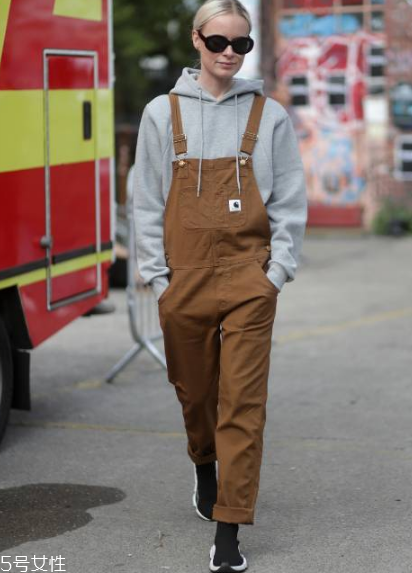 春天穿背帶褲怎么搭配？大玩減齡風(fēng)