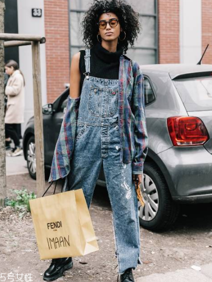 春天穿背帶褲怎么搭配？大玩減齡風(fēng)