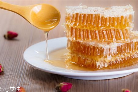 蜂巢蜜可以放冰箱嗎 當(dāng)然可以 蜂巢蜜可以放冰箱嗎 當(dāng)然可以